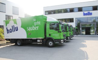 LKWs vor einem Gebäude