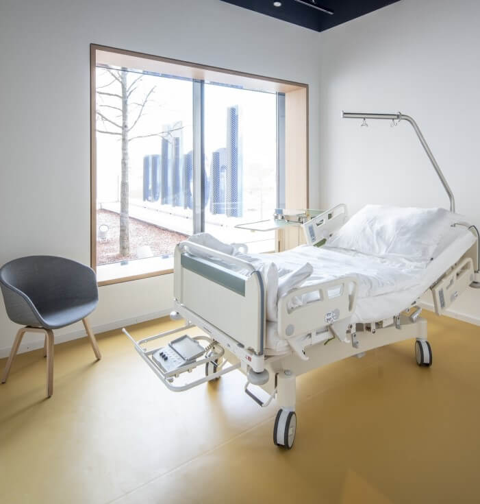 hollu Akademie Praxisraum Krankenzimmer mit Krankenbett.