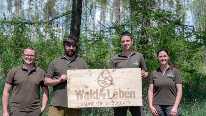 Eine Gruppe von Menschen, die ein Schild halten