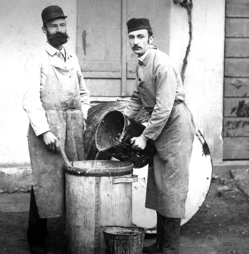 Zwei Männer bei der Seifenherstellung.