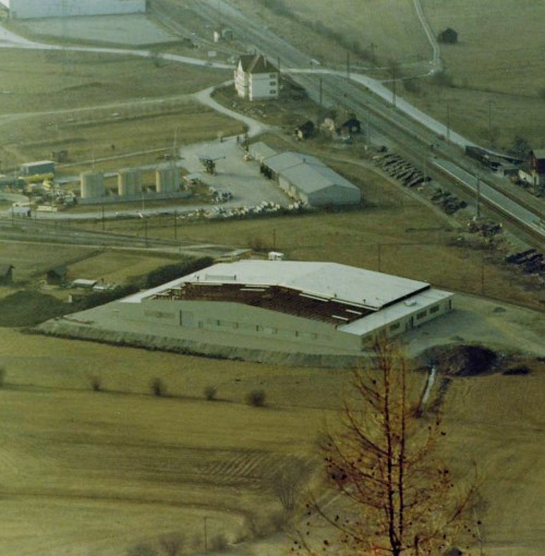 Ein Produktionsgebäude auf grüner Wiese.