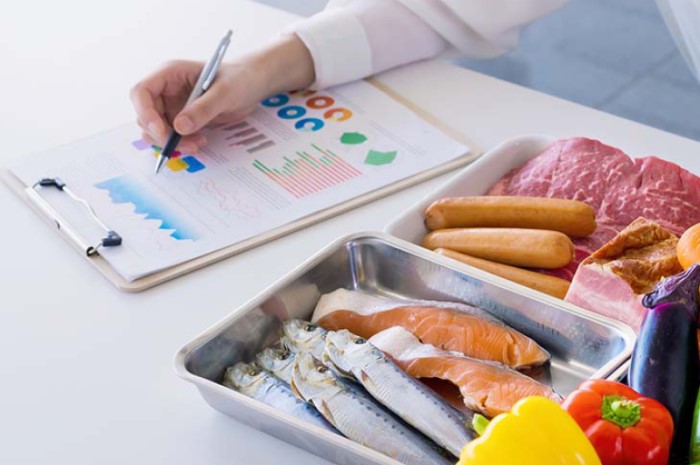 Weil Metallbehälter mit Fisch, Fleisch und Gemüse