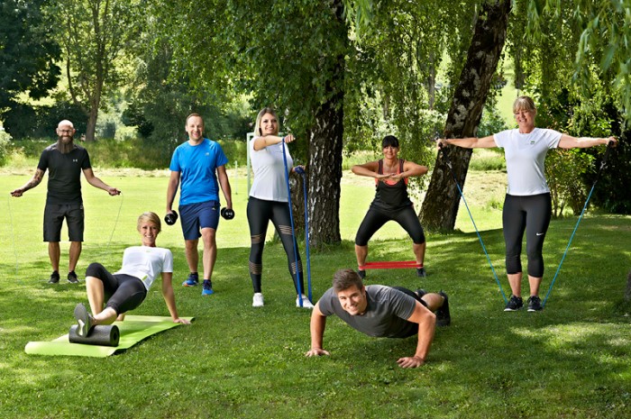 Menschen turnen auf einer Wiese