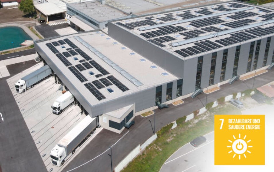 Ein Gebäude mit Solarpanelen auf dem Dach.