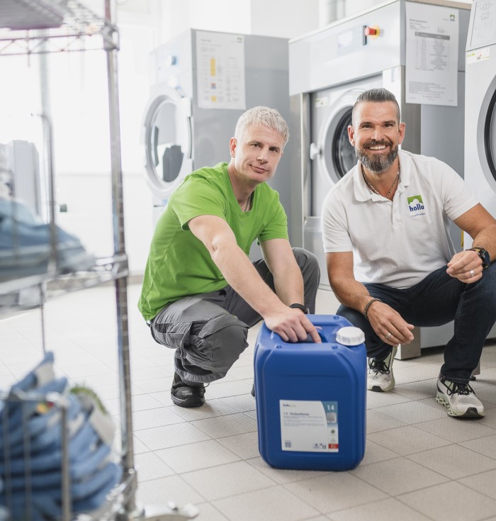 zwei Männer mit blauem Kanister