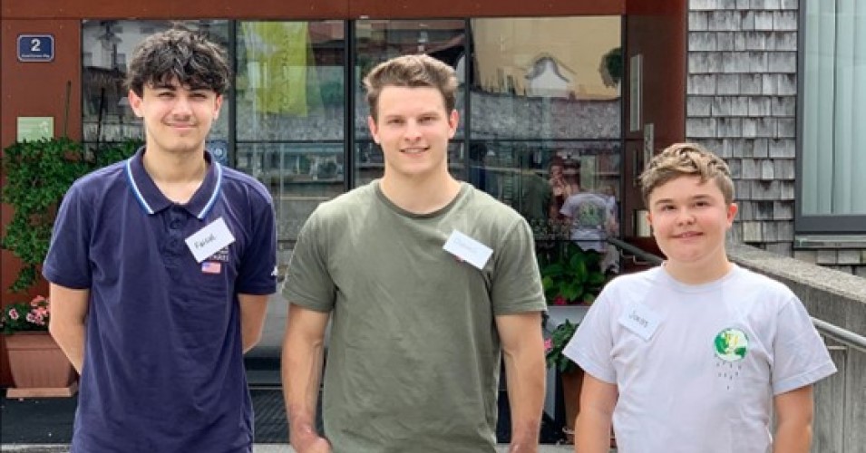3 Männer die vor einem Gebäude stehen