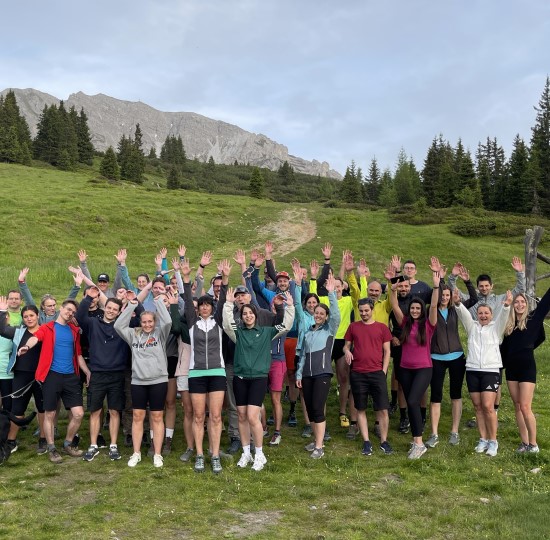 Eine Gruppe von Menschen beim Wandern.