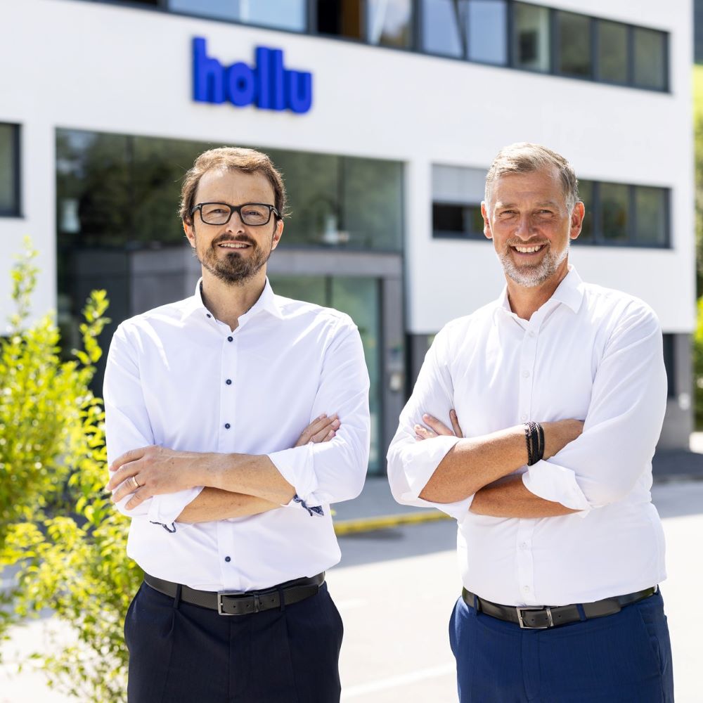 Zwei Männer stehen vor einem weißen Gebäude.