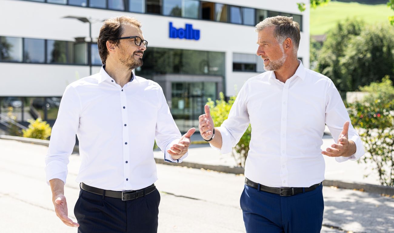 Werner Holluschek und Simon Meinschad vor dem hollu Gebäude.