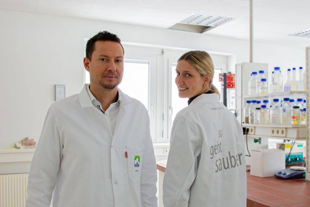ein Mann und eine Frau im Labor