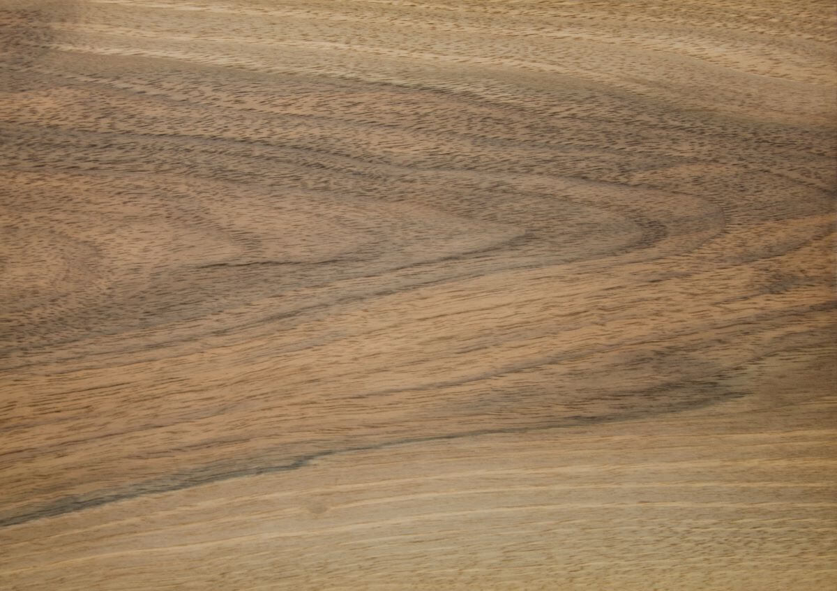 Foto der Oberfläche eines geölten Holzbodens aus Nussbaum