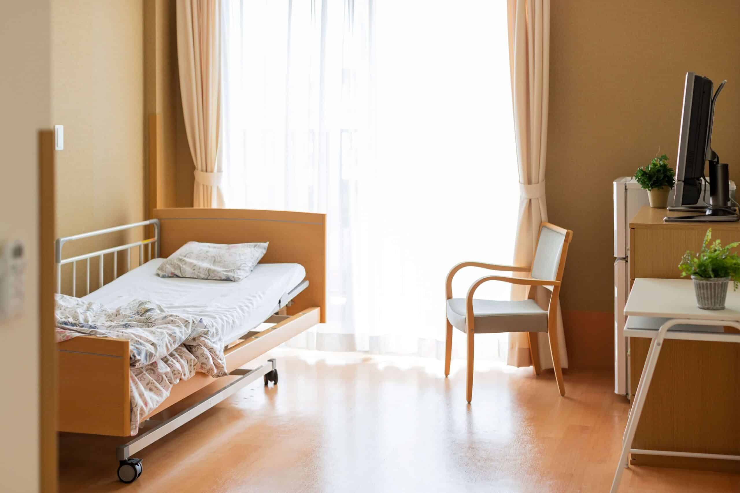 Fotos eines Bewohnerzimmers mit Bett, Sessel, Tisch und TV Schrank
