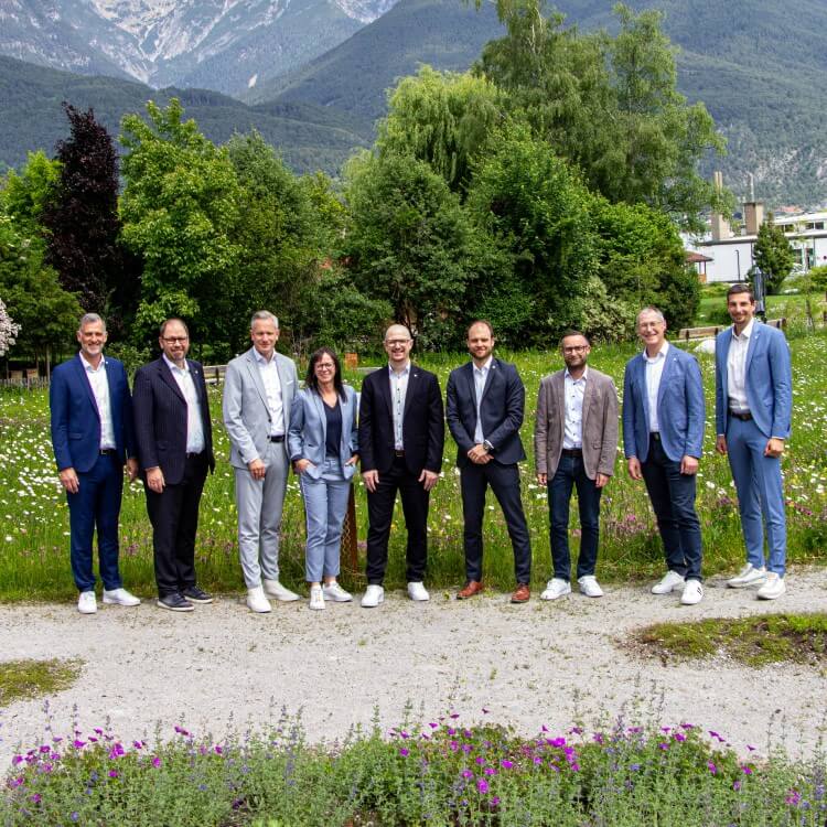 Eine Gruppe von Personen in einem Park