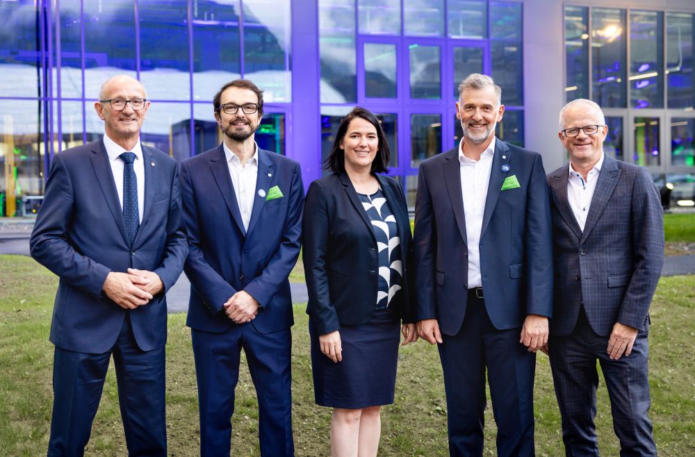 hollu_PR_Produktionseroeffnung_Gruppenfoto